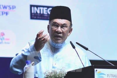 Anwar ketika berucap pada Sambutan Hari Antirasuah Antarabangsa (HARA) 2025 di Putrajaya pada Jumaat. Foto Rosli Talib