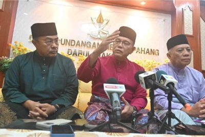 Dato’ Sri Diraja Wan Rosdy (tengah)