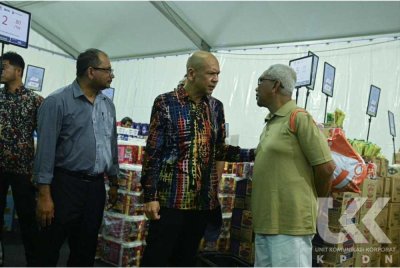 Armizan meluangkan masa meninjau pelaksanaan Program Jualan Rahmah Madani (PJRM) yang turut berlangsung sepanjang program berkenaan.