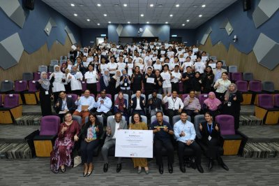 Jeevan (depan, tiga dari kiri) dan Ketua Pengarah KPT, Datuk Profesor Dr Azlinda Azman (depan, tengah) bergambar bersama peserta pada majlis penutupan program KodeMyFuture baru-baru ini