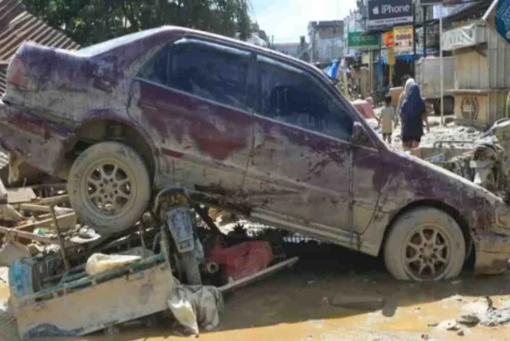 Sebuah kereta yang hanyut dibawa arus banjir di kawasan Desa Bukit Tempurung, Kota Kuala Simpang, Kabupaten Aceh Tamiang.