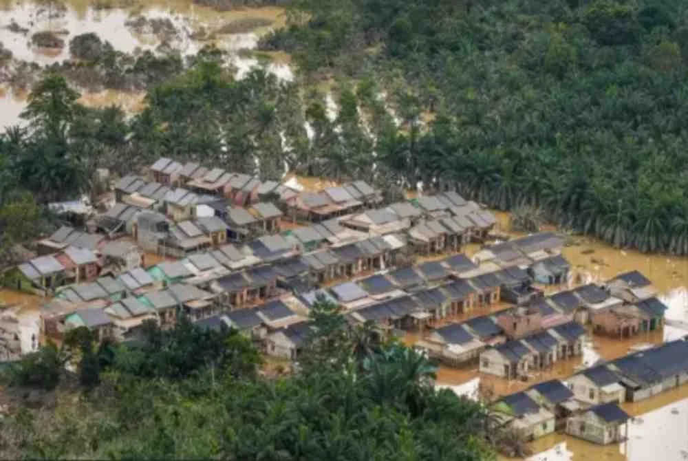 Keadaan kawasan perumahan yang digenangi banjir selepas hujan lebat berterusan sejak Rabu.