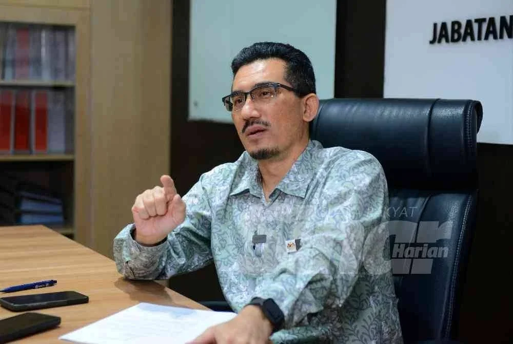 Dr Mohd Hisham memberi pandangan mengenai hala tuju bidang meteorologi negara sewaktu sesi wawancara eksklusif bersama Sinar Harian di pejabat MET Malaysia pada Khamis.