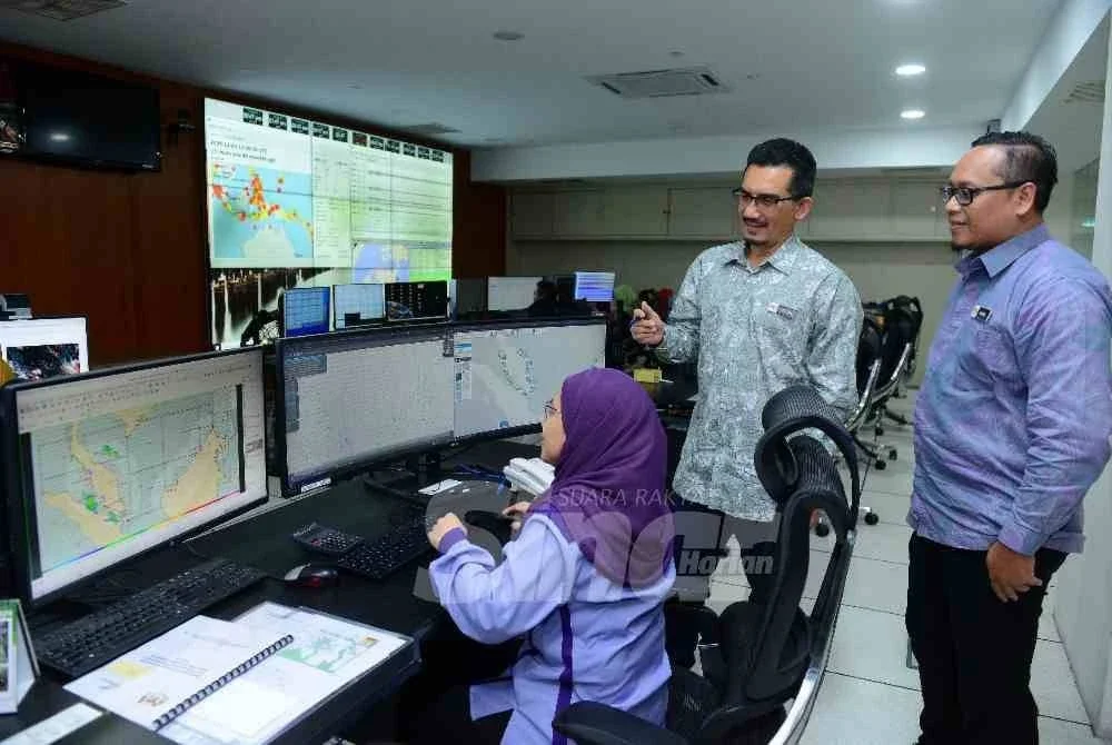 Dr Mohd Hisham meninjau persiapan pasukan pemantauan kaji cuaca MET Malaysia dalam mendepani musim Monsun Timur Laut pada penghujung tahun ini.
