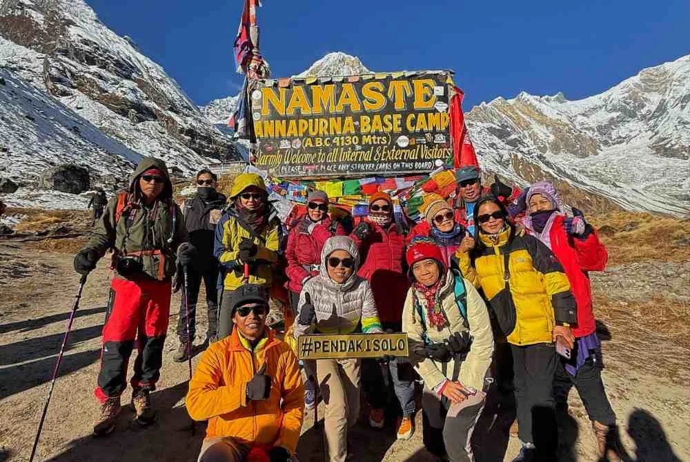 Peserta ekpedisi merakamkan gambar kenangan selepas berjaya sampai ke ABC.
