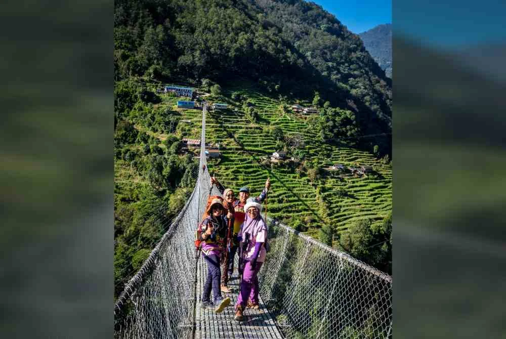 Penulis merakamkan gambar peserta ketika melalui jambatan gantung Jhinu Danda.