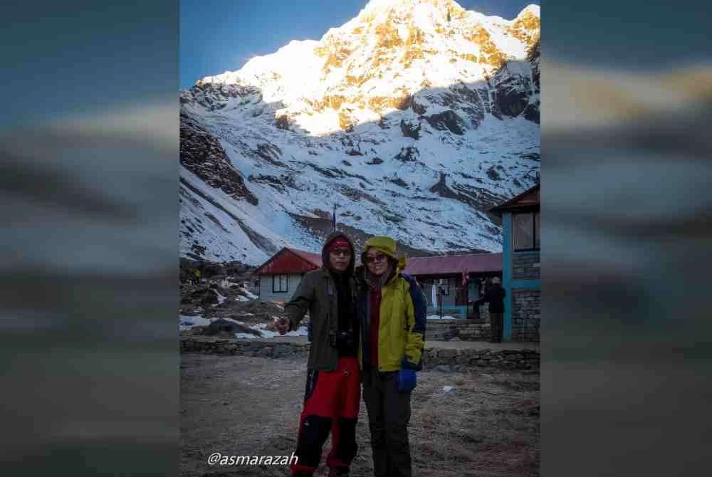 Penulis dan isteri bergambar kenangan berlatar belakang kawasan pergunungan ketika Ekspedisi ke Annapurna Base Camp, Nepal.