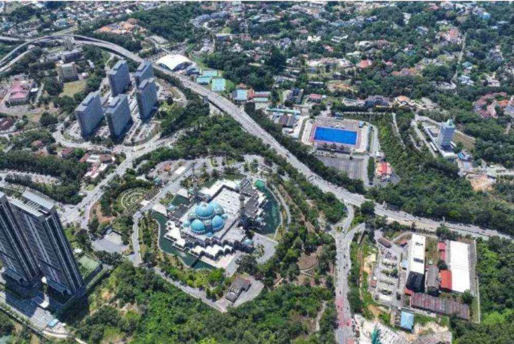 Mahkamah Persekutuan memerintahkan Public Bank Berhad membayar ganti rugi berjumlah RM90 juta kepada NFCorp, pengerusinya serta tiga syarikat subsidiari kerana melanggar kontrak berkaitan kerahsiaan akaun bank mereka.