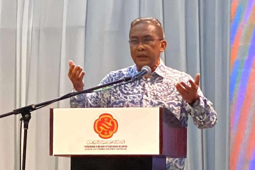 Takiyuddin semasa menyampaikan ucapan pada Majlis Pemimpin Bersama Rakyat (Bersama Masyarakat India) Peringkat Negeri Kelantan di KTC Kota Bharu pada Jumaat malam. - Foto Sinar Harian/Hazelen Liana Kamarudin