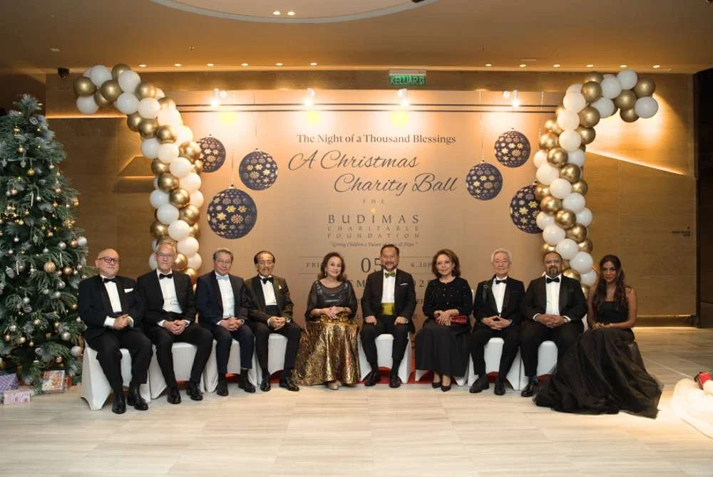 Pengerusi The Budimas Charitable Foundation YM Tunku Datuk Yaacob Khyra (lima kanan) turut bersama dalam majlis berkenaan di W Hotel Kuala Lumpur. 