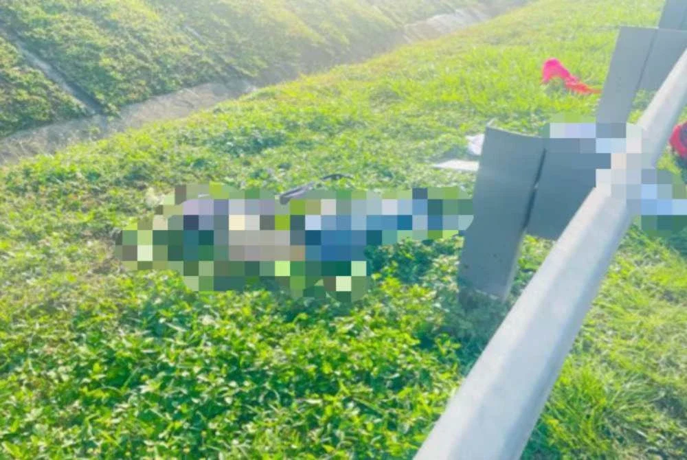 Mangsa yang tercampak di bahu jalan mengalami kecederaan parah dan meninggal dunia di tempat kejadian.