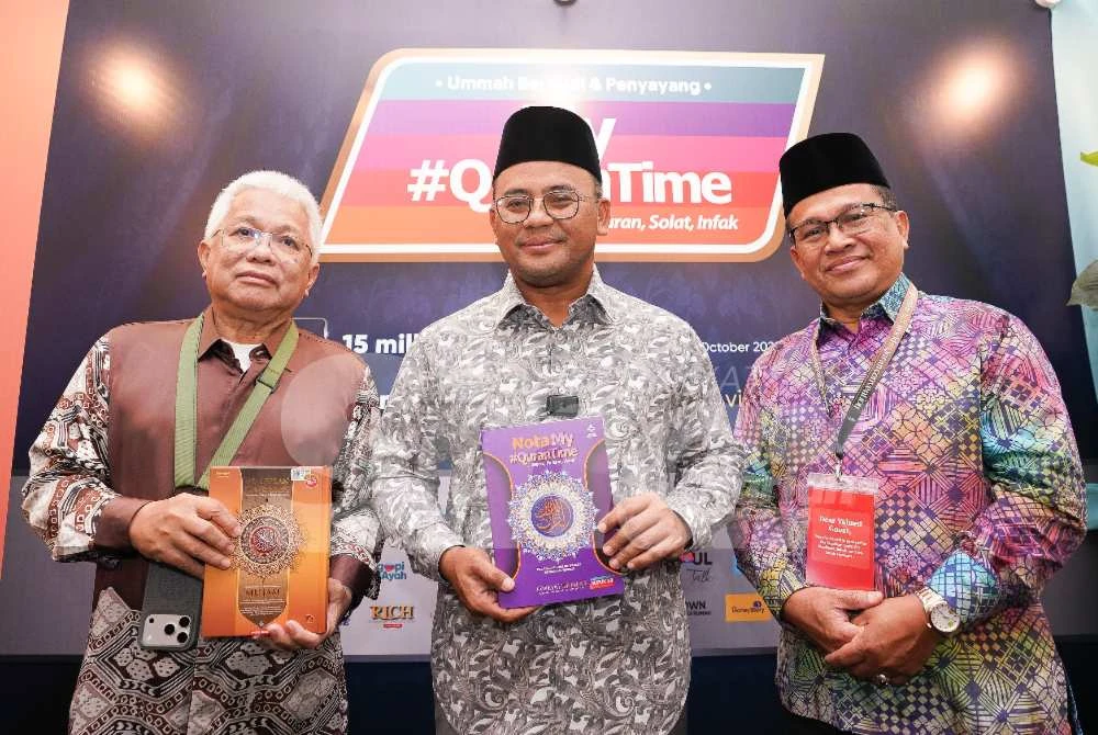 Amirudin (tengah) bersama Pengasas Yayasan Warisan Ummah (WUIF), Datuk Hussamuddin Yaacub (kiri) dan Timbalan Ketua Pengarah (Operasi) Jakim, Datuk Mohd Ajib Ismail bergambar di reruai My #QuranTime sempena World #QuranConvention 2025 di Dewan Perdana, Kementerian Pelaburan, Perdagangan dan Industri (MITI) pada Sabtu.