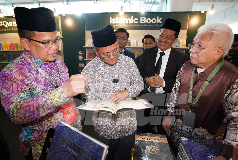 Amirudin melihat al-Quran ketika melawat reruai pameran sempena World #QuranConvention 2025 di Dewan Perdana, Kementerian Pelaburan, Perdagangan dan Industri (MITI) pada Sabtu.