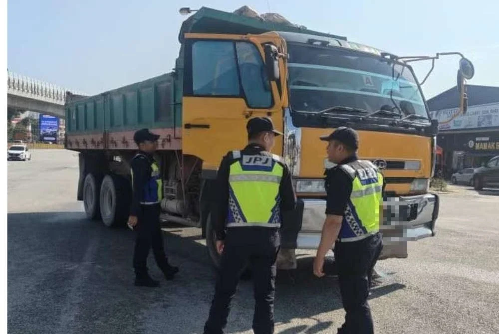 JPJ menahan lori yang dipandu lelaki dan mengesan kesalahan lesen tamat tempoh di Jalan Kepong, Kuala Lumpur pada Jumaat. Foto: JPJ