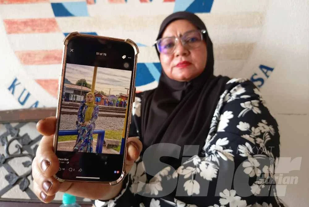 Fauziah menunjukkan gambar anaknya, Allahyarham Suzaimah ketika ditemui di Unit Forensik Hospital Hulu Terengganu (HHT) pada Sabtu.