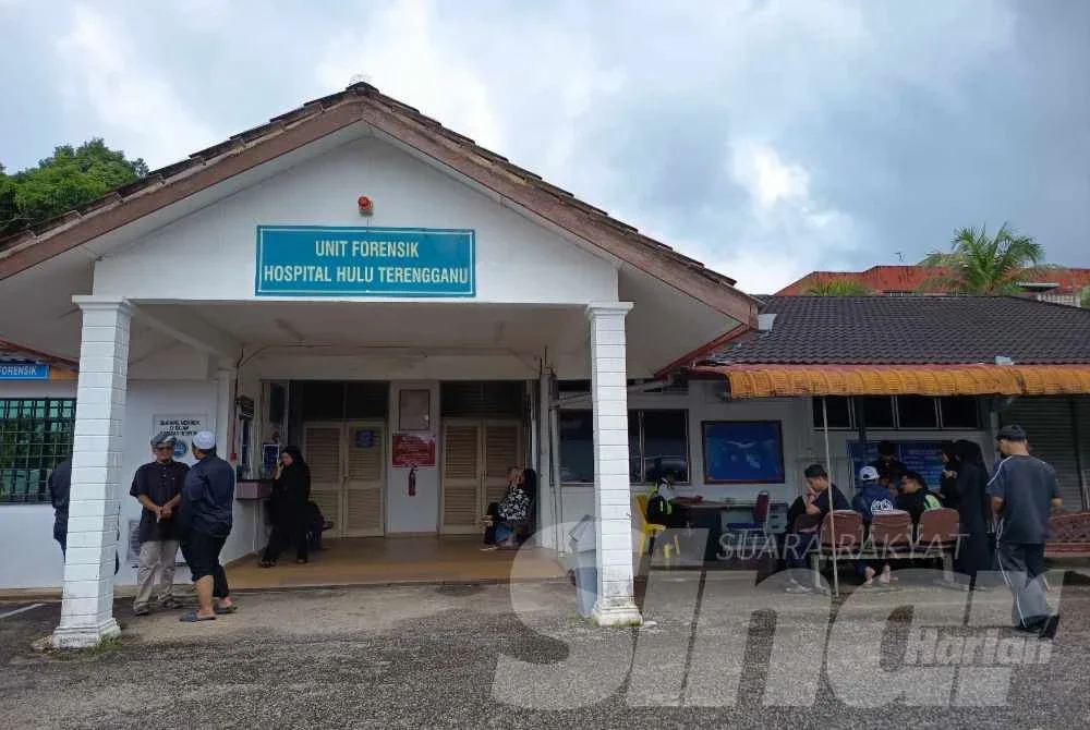 Suasana suram menyelubungi Unit Forensik Hospital Hulu Terengganu (HHT) apabila ahli keluarga kedua-dua mangsa nahas SUV menunggu proses bedah siasatan dijalankan ke atas mangsa.