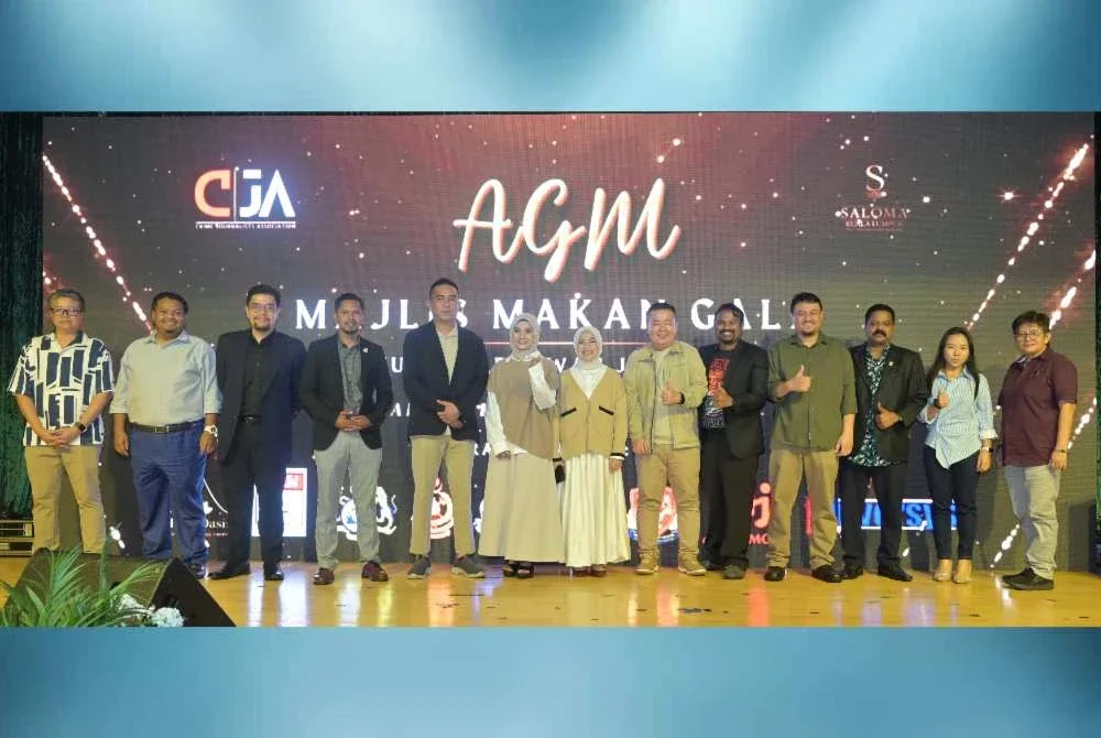 Safeek (lima dari kiri) yang dilantik sebagai Presiden CiJA bergambar bersama kepimpinan baharu persatuan.