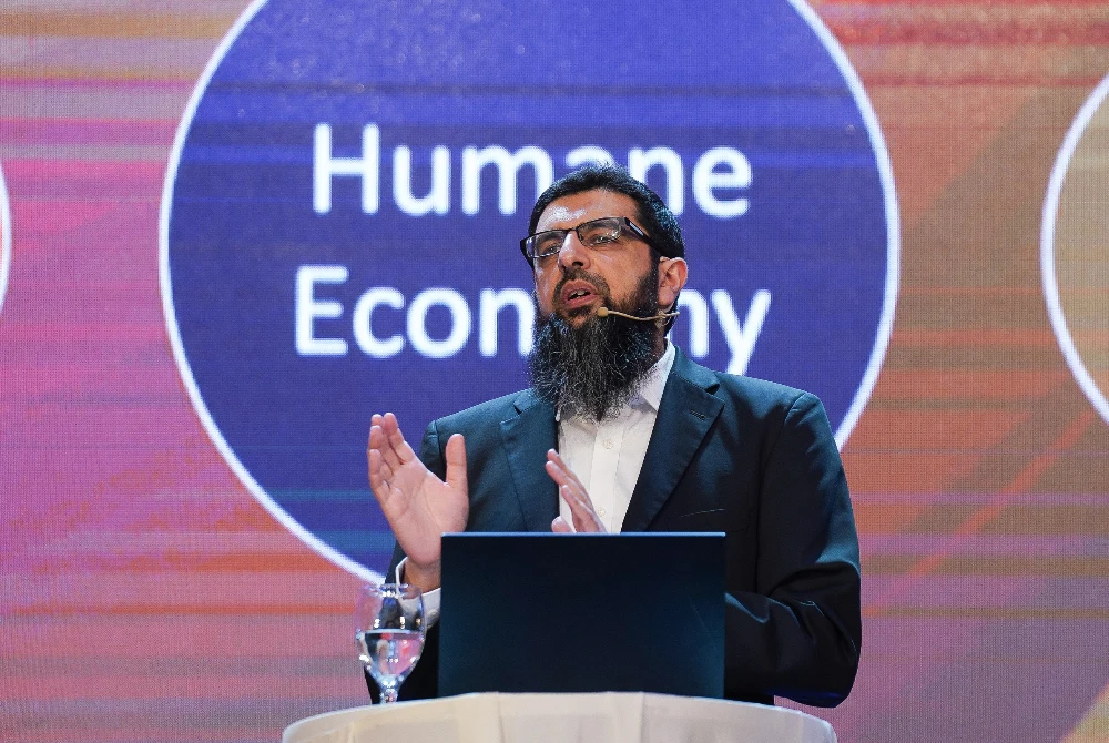 Imran ketika sesi Ucap Utama: Ekonomi Berteras Kemanusiaan: Paradigma Baharu sempena WQC 2025 di Dewan Perdana, MITI Kuala Lumpur pada Sabtu.