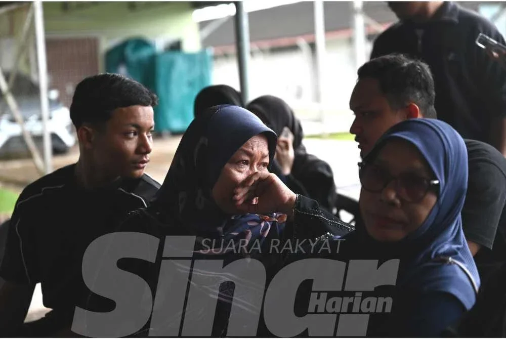 Che Norhashimah (dua dari kiri) tidak dapat menahan sebak ketika ditemui bersama lima anak dan keluarganya di Unit Forensik Hospital Hulu Terengganu pada Sabtu.