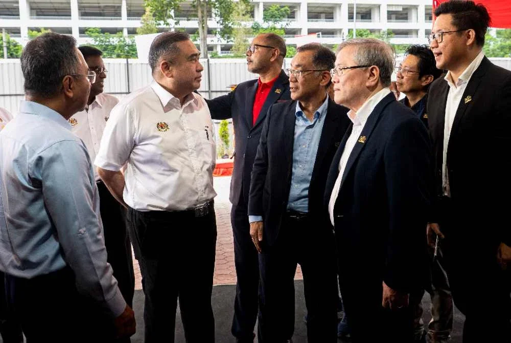 Anthony (dua, kiri) ketika hadir pada Majlis Pecah Tanah Pembangunan Berorientasikan Transit Seremban Sentral pada Sabtu. Foto Bernama
