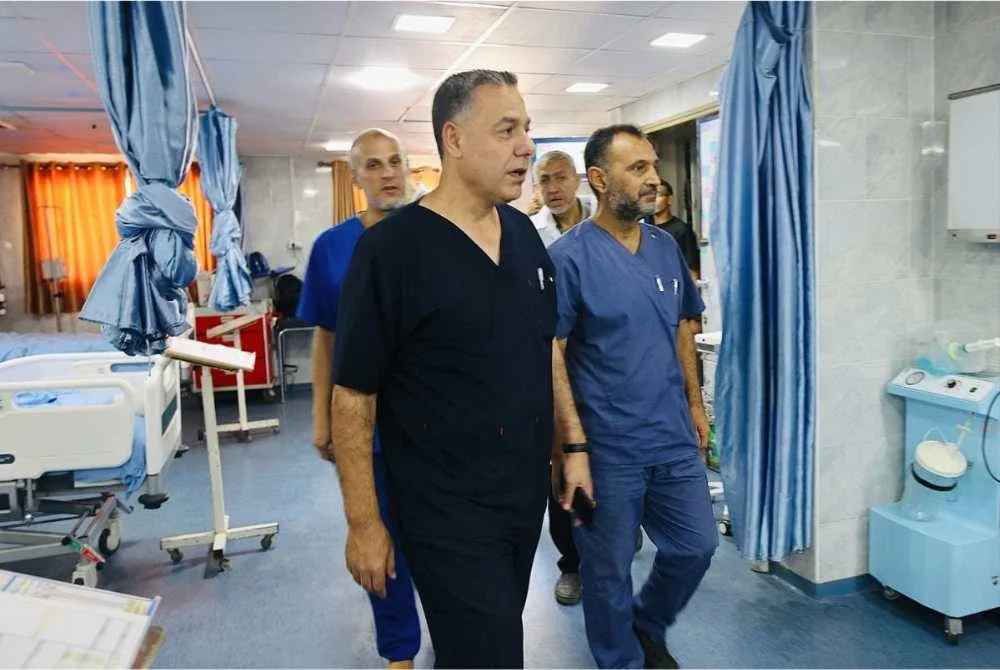 Abu Safiya (kiri) ditahan pada 27 Disember 2024 apabila pasukan Israel menyerbu Hospital Kamal Adwan dan menahannya di bawah ancaman senjata - Foto: Agensi