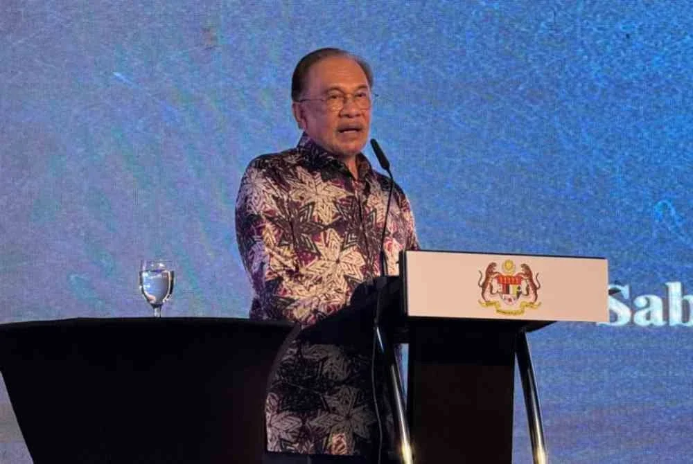 Anwar semasa berucap di Majlis Sentuhan Madani Bersama Rakyat Negeri Sabah, di Pusat Konvensyen Antarabangsa Sabah (SICC), pada Sabtu.