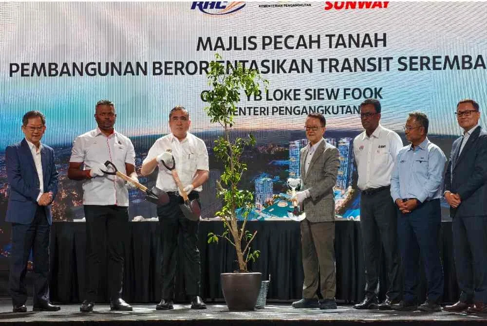 Anthony (tiga dari kiri) melakukan gimik pecah tanah pembangunan berorientasi transit Seremban Sentral.