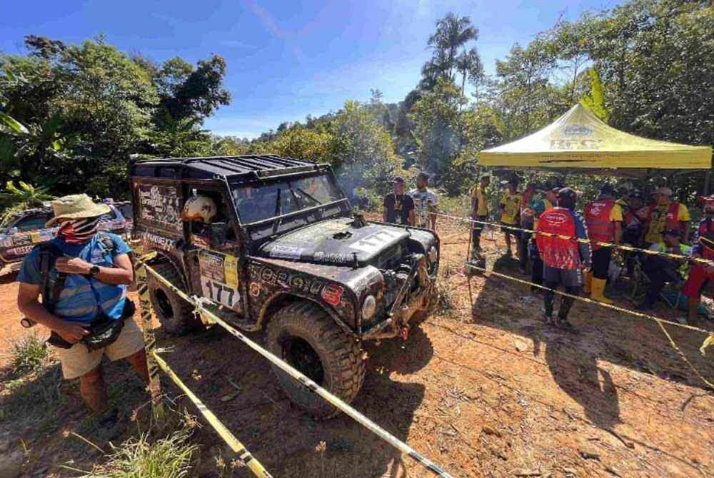 Land Rover Defender Series 3 88 berusia hampir separuh abad menjadi taruhan buat pasukan dari Terengganu, GG 4x4 untuk memburu kejuaraan Rainforest Challenge Grand Final 2025 yang akan berakhir pada 10 Disember ini.