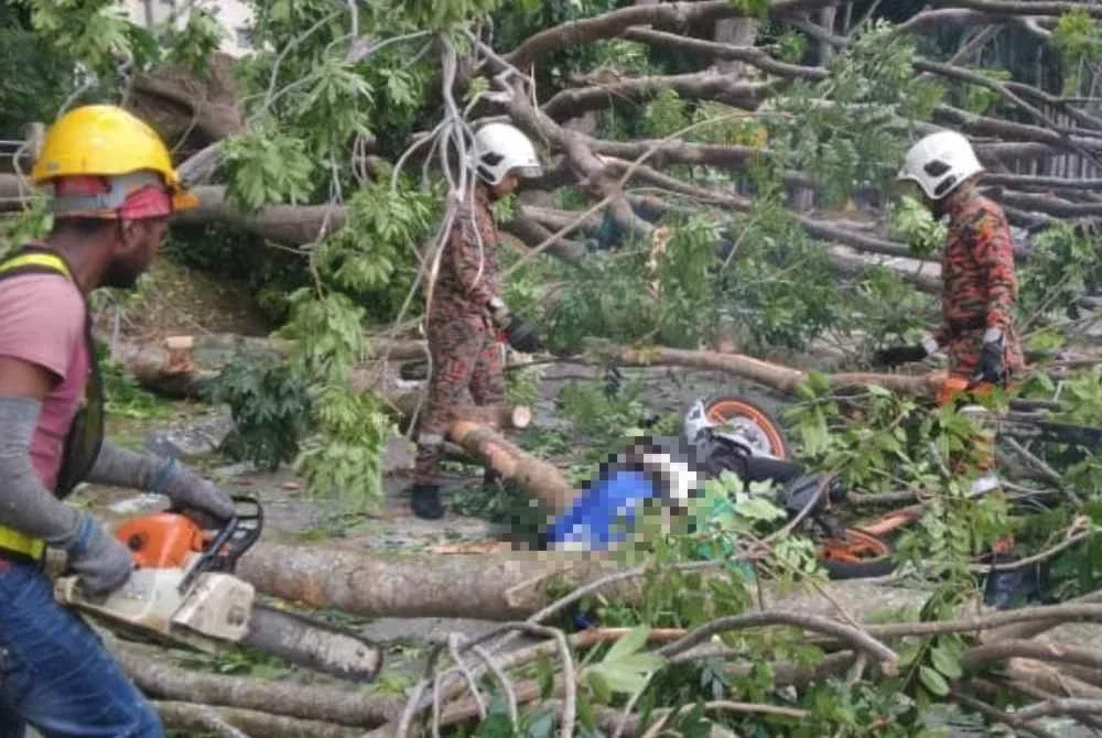 Operasi menyelamat di lokasi kejadian di Jalan Tun Razak–Ayer Keroh.