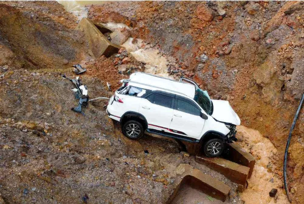 Keadaan kenderaan SUV yang dinaiki sepasang bakal pengantin terbabas ke dalam gaung sedalam 60 meter di Kilometer 52, Jalan Kuala Jeneris-Sungai Gawi-Aring (Bukit Kawah) dekat Tasik Kenyir petang semalam - Foto: Bernama