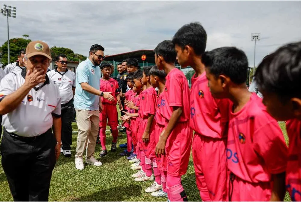 Tengku Amir Shah berkenan bersalaman dengan pemain-pemain SK Serdang pada perlawanan akhir Kejohanan Bola Sepak Piala Raja Muda Selangor menentang SK Ulu Yam Bharu di padang Persatuan Bola Sepak Selangor, Seksyen 5, hari ini. - Foto: Bernama