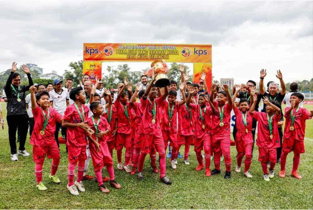 Pemain-pemain SK Serdang menjulang piala selepas menewaskan SK Ulu Yam Bharu 2-0 pada perlawanan akhir Kejohanan Bola Sepak Piala Raja Muda Selangor di padang Persatuan Bola Sepak Selangor, Seksyen 5 hari ini. - Foto: Bernama