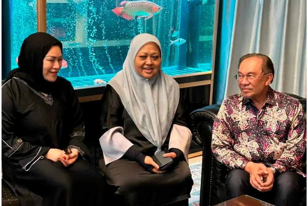 Anwar ketika menziarahi keluarga Allahyarham Datuk Seri Bung Moktar Radin di kediaman keluarga di Damai Kota Kinabalu hari ini. - Foto: Bernama