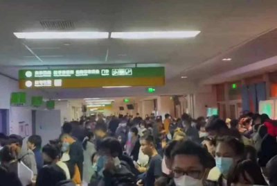 Kebanyakan hospital di seluruh Beijing sesak dengan kebanjiran pesakit.