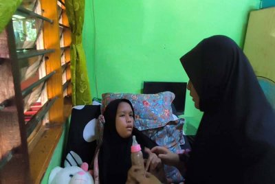 Nur Iman Syamimi minum menggunakan botol susu dan perlu memakai lampin pakai buang sepanjang masa.
