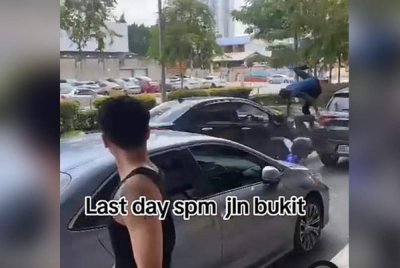 Tangkap layar kejadian kemalangan membabitkan seorang pelajar lelaki yang menunggang motosikal secara melawan arus bertembung dengan sebuah kereta di Jalan MKH Boulevard 2, Jalan Bukit, Kajang pada Khamis.