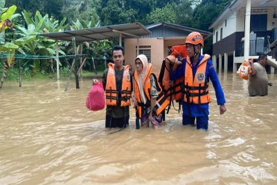 Anggota APM Raub membantu memindahkan salah seorang mangsa yang terlibat. Foto APM RAUB