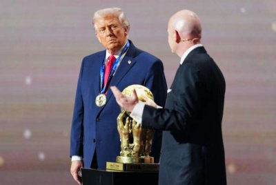 FIFA menganugerahkan Anugerah Keamanan FIFA kepada Trump (kiri).