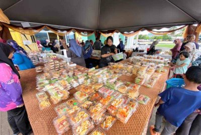 Lebih 80 peniaga makanan RM3 sepeket dibawah Vendor Mami menyuarakan kebimbangan apabila lesen untuk membuka khemah di depan sebuah premis di Pasir Puteh masih 'tergantung' selepas ia tamat 18 November lalu. Foto Sinar Harian/Hazelen Liana Kamarudin