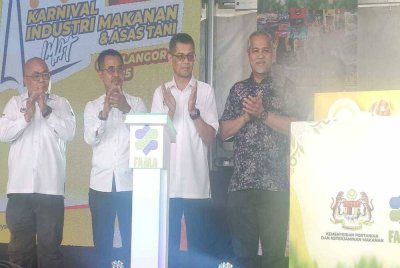 Luqman (dua dari kanan) merasmikan pelancaran IMAT 2025 di pekarangan parkir AEON Mall Bukit Tinggi di sini pada Sabtu.