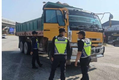 JPJ menahan lori yang dipandu lelaki dan mengesan kesalahan lesen tamat tempoh di Jalan Kepong, Kuala Lumpur pada Jumaat. Foto: JPJ