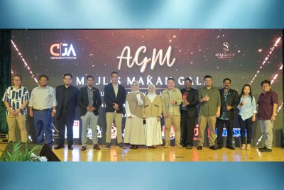 Safeek (lima dari kiri) yang dilantik sebagai Presiden CiJA bergambar bersama kepimpinan baharu persatuan.