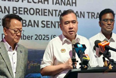 Anthony (tengah) pada sidang media selepas merasmikan Majlis Pecah Tanah Pembangunan Berorientasikan Transit Seremban Sentral, pada Sabtu.