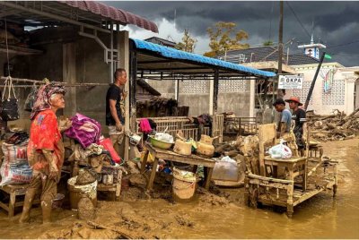 Perabot milik penduduk di desa Aek Ngado, Tanapuli Selatan di wilayah Sumatera Utara diselaputi lumpur tebal yang dibawa arus banjir. - Foto AFP