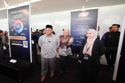Amirudin ketika melawat reruai pameran sempena World #QuranConvention 2025.