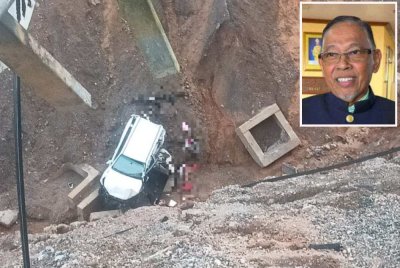 SUV dinaiki kedua mangsa terjunam ke dalam gaung sedalam kira-kira 61 meter dalam kejadian di Kilometer 52, Jalan Kuala Jeneris - Sungai Gawi - Aring dekat Bukit Kawah, Hulu Terengganu pada Jumaat. Foto Polis - Gambar kecil (Hanafiah Mat)