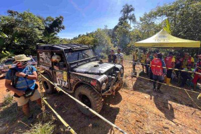Land Rover Defender Series 3 88 berusia hampir separuh abad menjadi taruhan buat pasukan dari Terengganu, GG 4x4 untuk memburu kejuaraan Rainforest Challenge Grand Final 2025 yang akan berakhir pada 10 Disember ini.