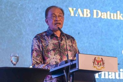 Anwar ketika berucap Majlis Sentuhan Madani Bersama Rakyat Sabah di Pusat Konvensyen Antarabangsa Sabah (SICC), di sini, pada Sabtu.