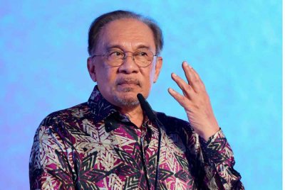 Anwar ketika menyampaikan ucapan pada Majlis Sentuhan Madani bersama Rakyat Sabah di Pusat Konvensyen Antarabangsa Sabah hari ini. - Foto: Bernama