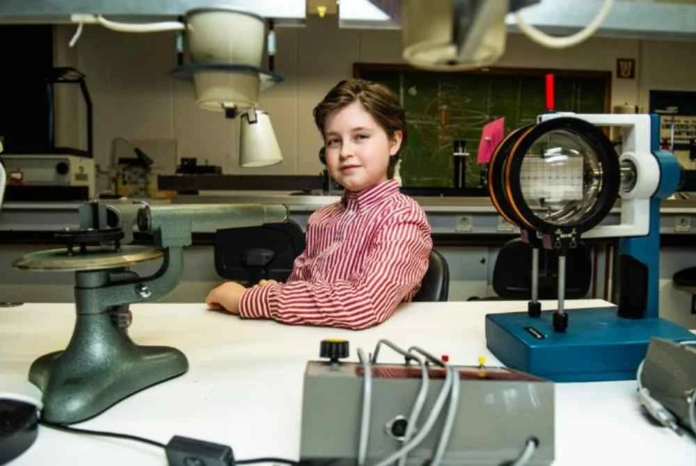 Simons memiliki kecerdikan luar biasa sejak dari kecil.